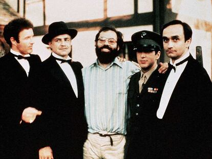 Francis Ford Coppola, rodeado de los Corleone: Sonny (James Caan), Vito Corleone (Marlon Brando), Michael (Al Pacino) y Fredo (John Cazale).