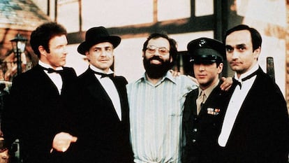 Francis Ford Coppola, rodeado de los Corleone: Sonny (James Caan), Vito Corleone (Marlon Brando), Michael (Al Pacino) y Fredo (John Cazale).