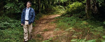 El "lehendakari" pasea por un camino entre hayas del puerto de la Herrera, en la sierra de Tolo?o (?lava)