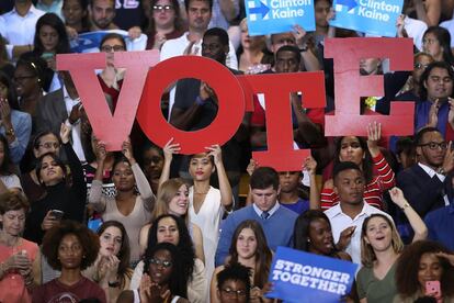 Partidarios de Hillary Clinton sujetan las letras VOTE (vota, en español) durante un mitin, el 28 de octubre, en Orlando, Florida (EE UU).