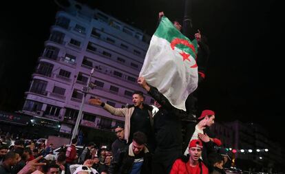 Cientos de personas celebran en las calles la renuncia del presidente argelino Abdelaziz Bouteflika a una nueva candidatura presidencial, este lunes, en Argel (Argelia), el 11 de marzo de 2019.