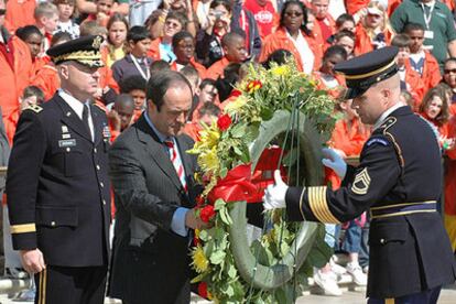 Bono, durante el homenaje que tributó ayer al soldado desconocido en el cementerio de Arlington.