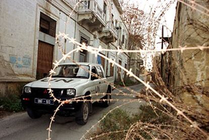 Un vehículo de la ONU patrulla por la línea verde de Nicosia.