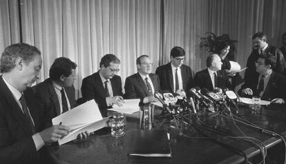 Firma del Pacto de Ajuria Enea en 1988. En el centro, Ardanza. A su derecha, Benegas, y a su izquierda, Aulestia y Arzalluz.