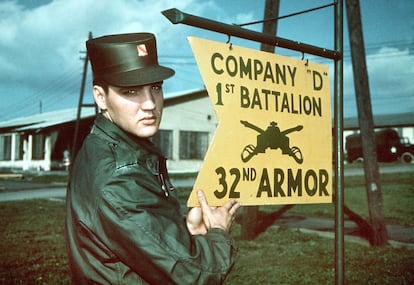 Elvis Presley posa con el uniforme junto a la señal de la compañía D del 1º batallón del Ejército norteamericano en la base de Friedberg (Alemania) en 1958. 