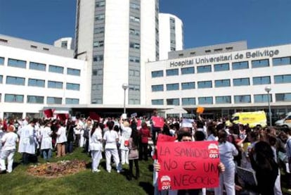 Trabajadores de la sanidad pública protestan por los recortes en el hospital de Bellvitge, en L'Hospitalet.
