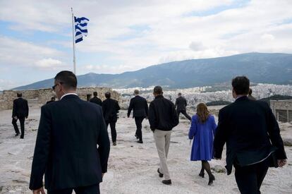 El presidente de Estados Unidos, Barack Obama, rodeado de su comitiva durante su visita al Acrópolis de Atenas (Grecia).