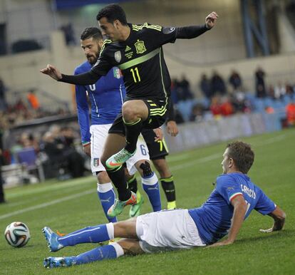  El defensa de la selección italiana, Doménico Criscito (d), despeja un balón ante el delantero de la selección española, Pedro, durante el encuentro amistoso que disputan esta noche en el estadio Vicente Calderón, en Madrid. 