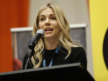 Sienna Miller durante su discurso.