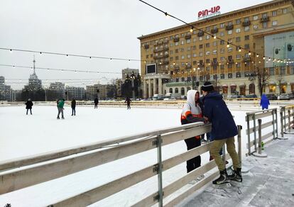 Una pareja, en la pista de patinaje de la plaza de la Independencia de Járkov, el miércoles. 