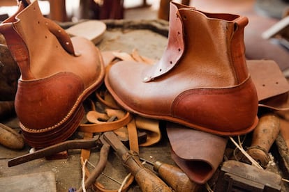 Botas de cuero a medio forjar en el museo etnográfico de la localidad de Valverde del Camino, en Huelva.