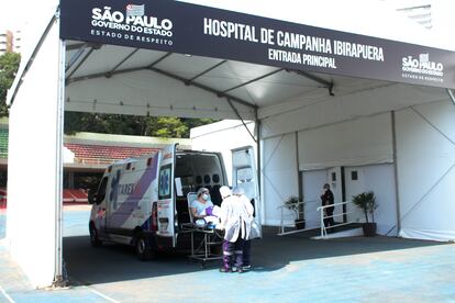 Paciente chega ao hospital de campanha na sexta-feira.