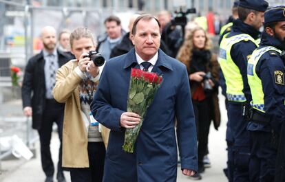 El primer ministro de Suecia, Stefan Lofven, llega con flores a un memorial cerca de la escena del atentado.