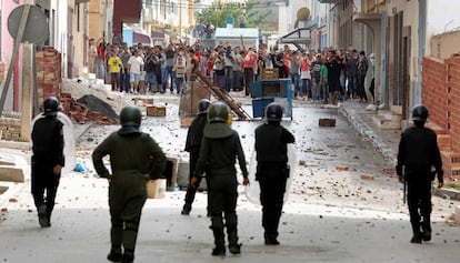 Los manifestantes marroqu&iacute;es tiran piedras contra las fuerzas de seguridad en Imzouren, cerca de Alhucemas, en junio. 