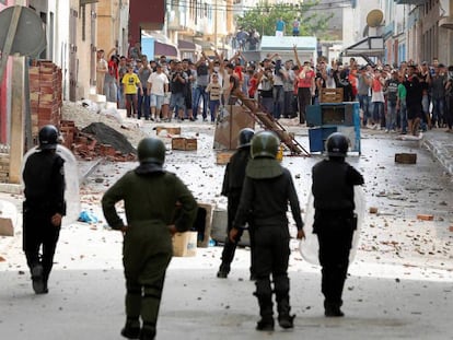 Los manifestantes marroqu&iacute;es tiran piedras contra las fuerzas de seguridad en Imzouren, cerca de Alhucemas, en junio. 