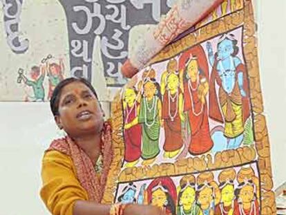 Una contadora de cuentos india muestra sus obras en la Feria de Francfort ayer.