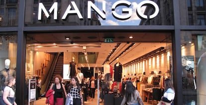 Gente saliendo y entrando en una tienda de Mango.