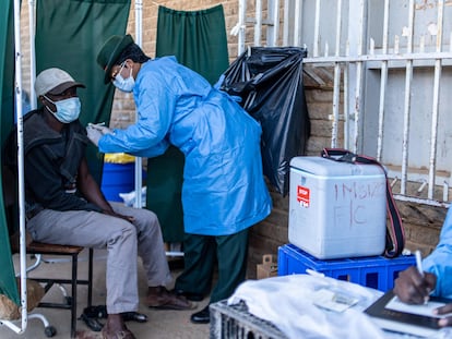 Homem recebe uma dose de vacina em Bulawayo, Zimbábue.