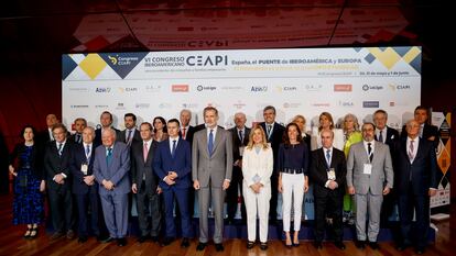 Felipe VI animó a aprovechar la oportunidad “histórica” que representa la presidencia española de la UE del próximo semestre para reforzar la alianza entre Europa y América Latina, a pesar de tener “realidades y sensibilidades diferentes, a veces no fáciles de conciliar”. El Rey lanzó este mensaje en la inauguración del VI Congreso de Ceapi, una organización que reúne a más de 200 presidentes de empresas con el propósito de fomentar los intercambios entre Europa y América Latina.