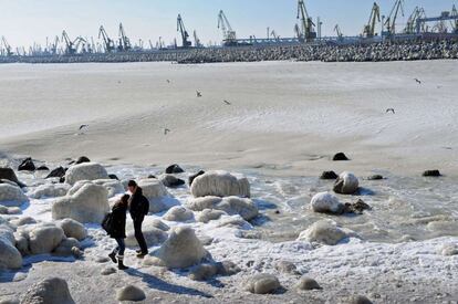 Una pareja, frente al agua congelada en el puerto de Constanza, a 230 kilómetros al este de Bucarest.