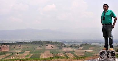 Genaro Amaro, coordinador del Museo de Xico, al borde del cráter de un antiguo volcán que hay en el municipio. Además de recuperar restos prehispánicos, el museo funciona también como un polo de defensa ecológica. Mantener el cráter sin más intervención humana que las huertas que cultivan los vecinos en su interior, es uno de sus objetivos.