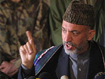 El presidente afgano, Hamid Karzai, ayer en su toma de posesión.
El presidente afgano, Hamid Karzai, en su toma de posesión, enfatiza sus palabras con el dedo índice. PRIMER PLANO - ESCENA