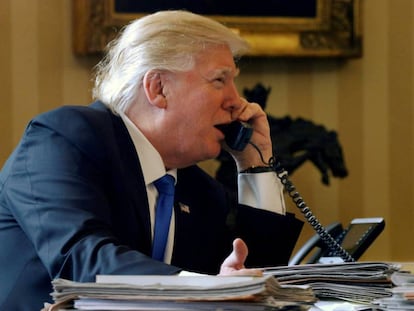 Donald Trump speaks fala por telefone com Vladímir Putin, o 28 de janeiro de 2017.