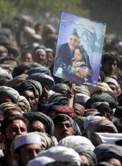 Ciudadanos afganos escuchan un discurso del presidente Hamid Karzai en Ghazni, al sur de Kabul.