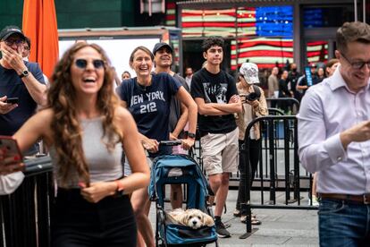 La expectación que ha generado el lanzamiento ha llegado a varias ciudades del país. En la imagen, un grupo de personas observa el momento en una pantalla gigante en Times Square.
