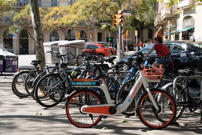 Sharing bicycles evolved in the center of Barcelona. In the image, Calle Provença near the sacred family.