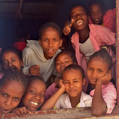 Alumnos de la escuela reconstruida por la Asociación Nuevos Caminos en Oda, Etiopía.
