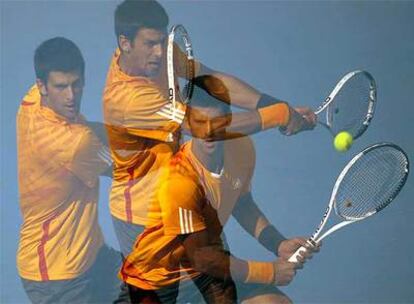 Djokovic golpea la pelota durante el partido contra Hanescu.