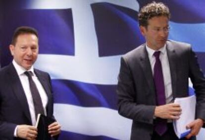 El ministro de Finanzas de Grecia Yannis Stournaras (i), y el presidente del Eurogrupo y Ministro de Finanzas holand&eacute;s, Jeroen Dijsselbloem (d), durante una rueda de prensa ofrecida tras su encuentro en Atenas, Grecia, el 31 de mayo de 2013. Stournaras y Dijsselbloem se re&uacute;nen pocos d&iacute;as antes de que la troika inicie una nueva ronda de consultas para evaluar los progresos de Grecia en su proceso de reformas. EFE/Orestis Panagiotou