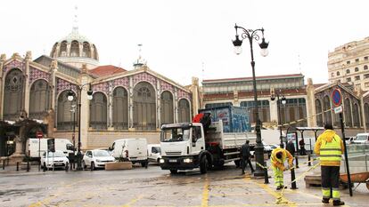 Operarios preparan la zona para el inicio de las obras en el entorno del Mercat Central.