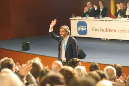 El exsecretario general del PP vasco, Iñaki Oyarzabal, saluda durante la celebración del congreso de la formación en San Sebastián.