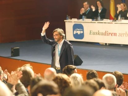 El exsecretario general del PP vasco, Iñaki Oyarzabal, saluda durante la celebración del congreso de la formación en San Sebastián.