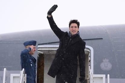 El primer ministro de Canadá, Justin Trudeau, saluda antes de partir a Davos, desde Ottawa (Canadá), el 22 de enero de 2018.