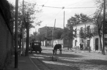 El 23 de noviembre de 1936 Carabanchel se convierte en linea de frente permanente hasta el final de la guerra, lo que provoca el abandono de gran parte de las viviendas de este pueblo, mostrando un paisaje desolado. En la fotografía está tomada a la altura de la fuente del Lozoya y el convento de las Carmelitas y al fondo se aprecia el convento de las Carmelitas (Colegio Vedruna). Imagen identificada gracias a los miembros del grupo de facebook "Yo soy de Carabanchel Alto y Bajo" y restaurada por Alicia Álvarez Donate y Sonia Dorado Martín.