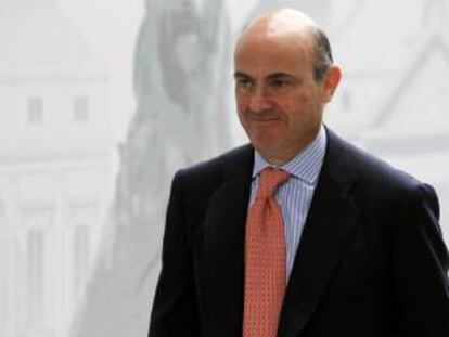 El ministro de Economía y Competitividad, Luis de Guindos, ha anunciado hoy que en las próximas semanas el Consejo de Ministros aprobará una mejora de la dotación presupuestaria para 2013 en investigación, desarrollo e innovación (I+D+i), una partida que alcanzará los 104 millones de euros. EFE/Archivo