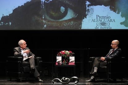 Jorge Volpi (a la derecha) habla con el director de EL PAÍS, Antonio Caño, este miércoles en el Círculo de Bellas Artes.