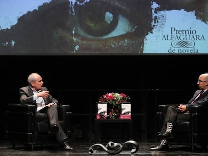 Jorge Volpi (a la derecha) habla con el director de EL PA&Iacute;S, Antonio Ca&ntilde;o, este mi&eacute;rcoles en el C&iacute;rculo de Bellas Artes.