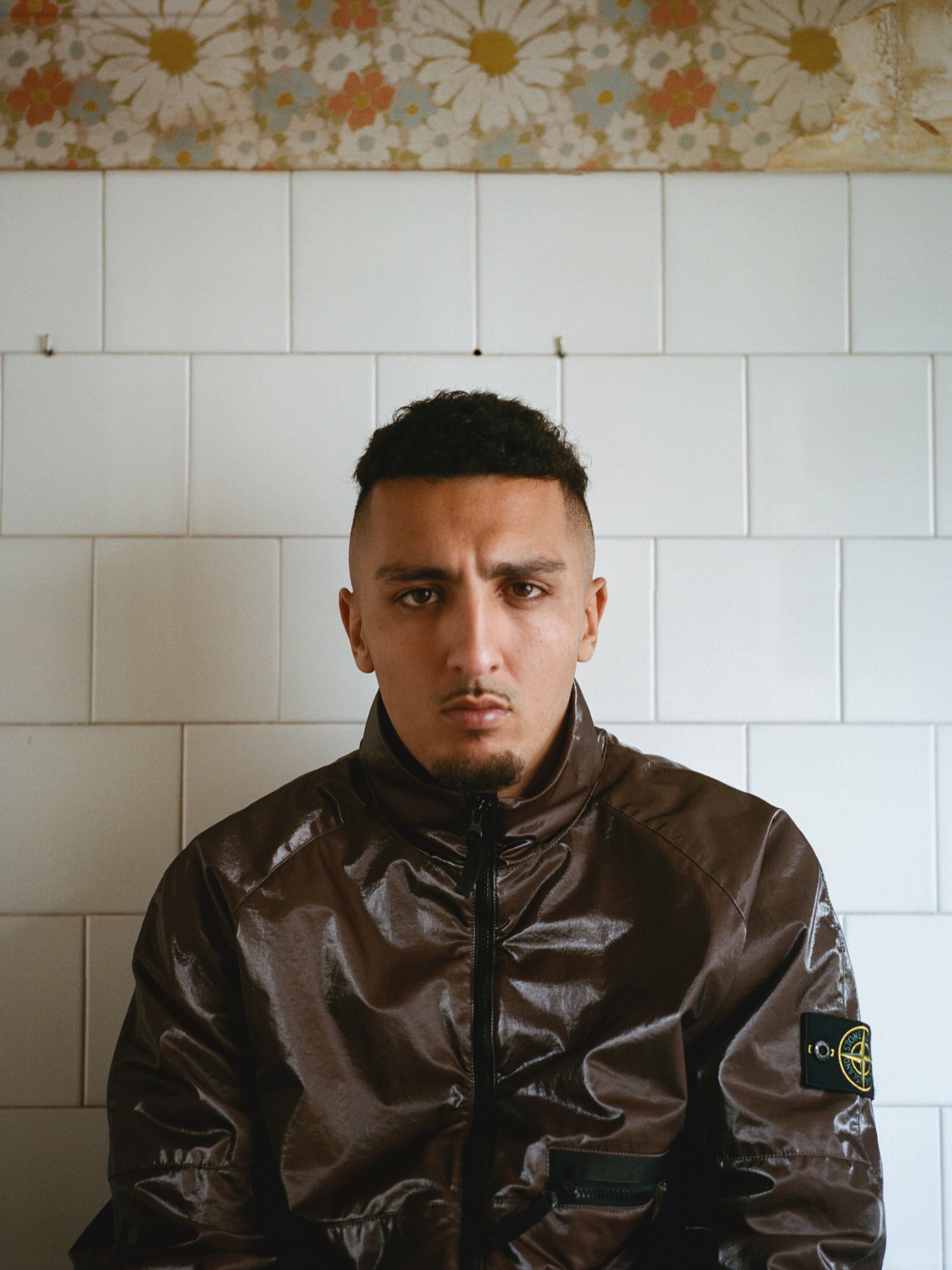 Morad viste cazadora Stone Island.