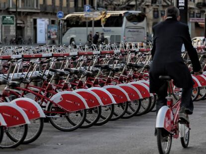 Una imagen de la estaci&oacute;n de Bicing de Arco del Triunfo.