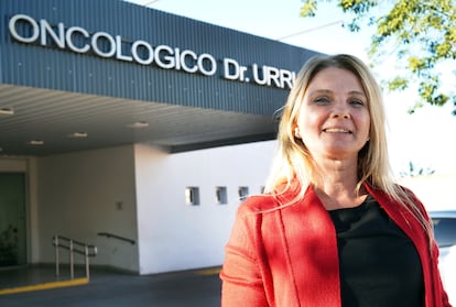 Milena Virgil frente al Hospital Oncológico José Miguel de Urrutia, en la provincia de Córdoba.