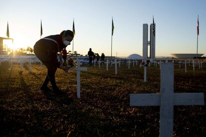 Ativistas colocam cruzes na Esplanada dos Ministérios em homenagem aos mortos pelo coronavírus no dia 29 de junho.