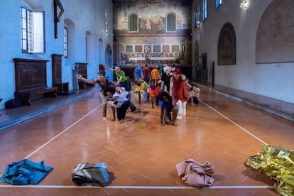 Una línea blanca en el suelo, en todos los casos, delimita el baile del público, que es invitado a moverse fuera del perímetro acotado como escenario. Es allí dentro donde sucede la acción a veces separada en grupos que no sobrepasan la docena. Lo que pasa en todos los 'Cenacoli' es distinto, pero está muy estrechamente vinculado, diríase que hay una secuencia única y última, de ideario, que recorre toda la propuesta.