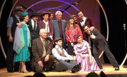 Mario Vargas Llosa, en el centro, junto a los actores en Nueva York.