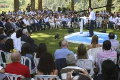 El presidente del Gobierno y líder del PP, Mariano Rajoy, durante su intervención en un acto con el que su partido dio inicio al curso político, hoy en el castillo de Soutomaior.