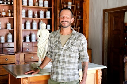 Eugenio García, director de Arte, en la farmacia de Macondo, en Alvarado, Tolima.