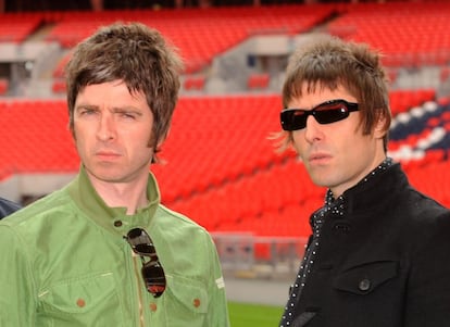 Noel (a la izquierda) y Liam Gallagher, hermanos e integrantes del grupo Oasis.